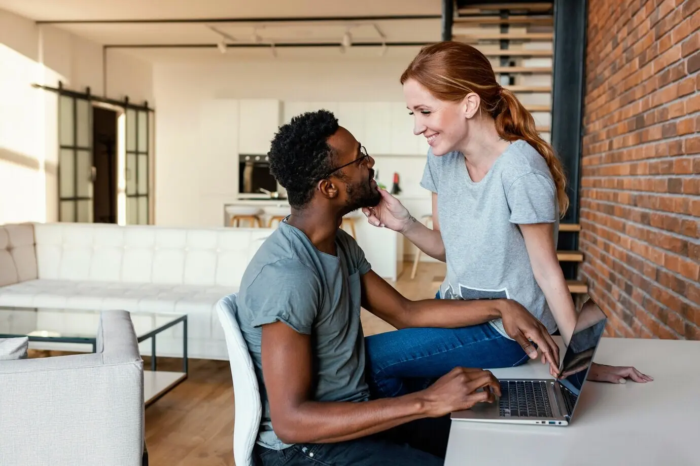 Женщина, сидящая на столе, снята средним планом.