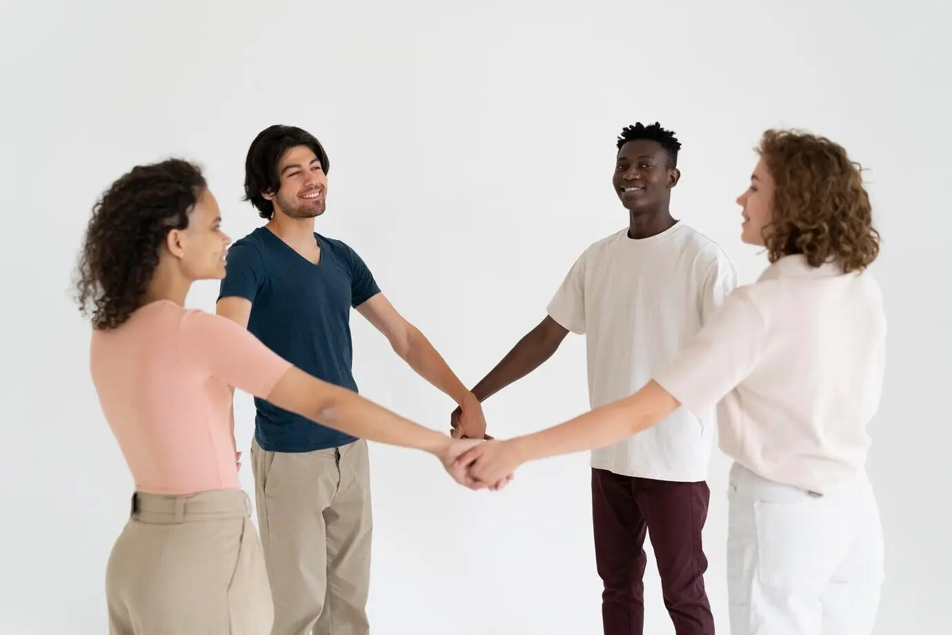 Крупный план людей, вместе становящихся сильнее.