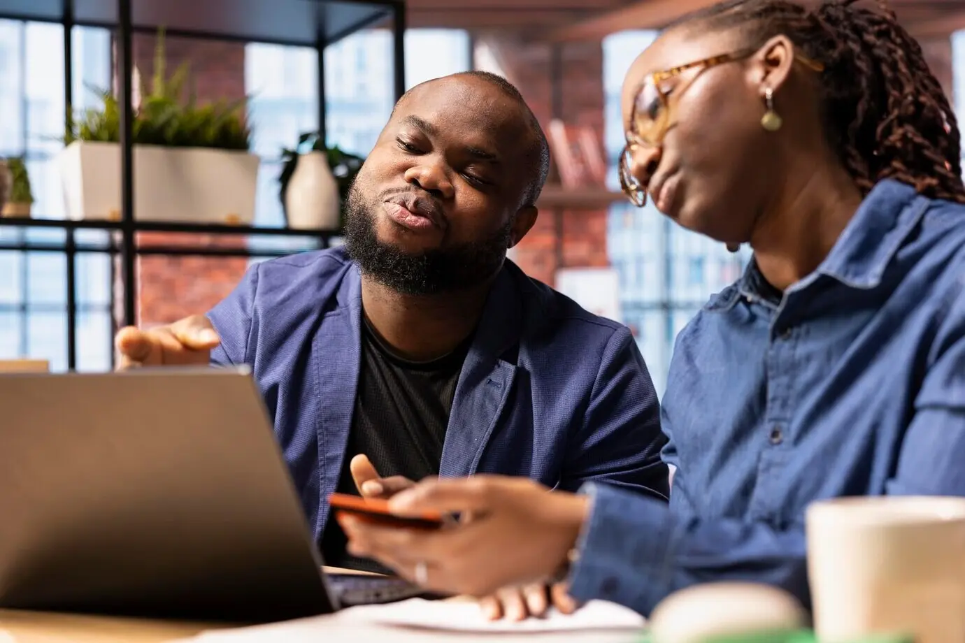 Молодые люди проверяют баланс по карте перед покупкой или оплатой.