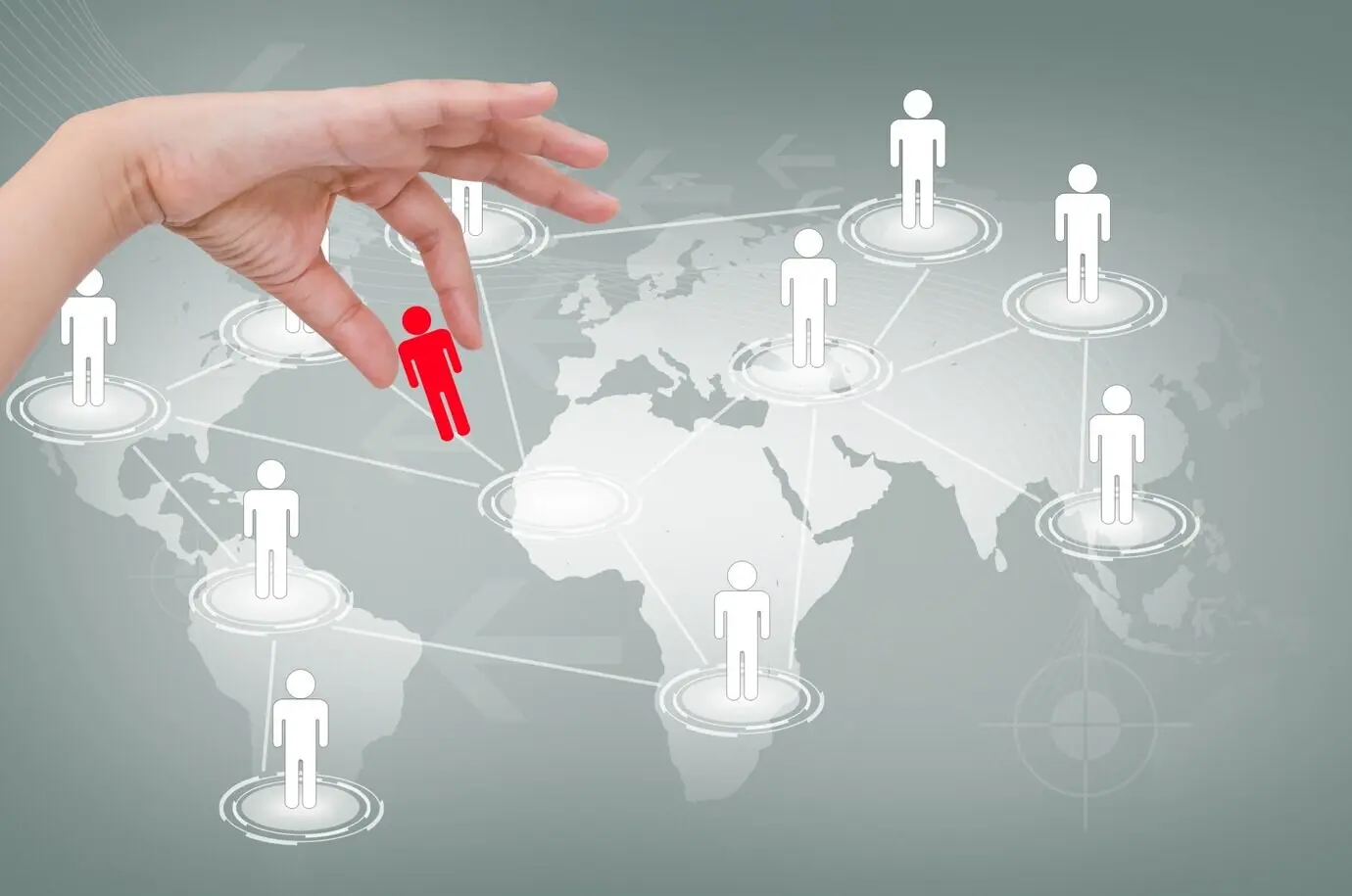 Рука держит красный значок.